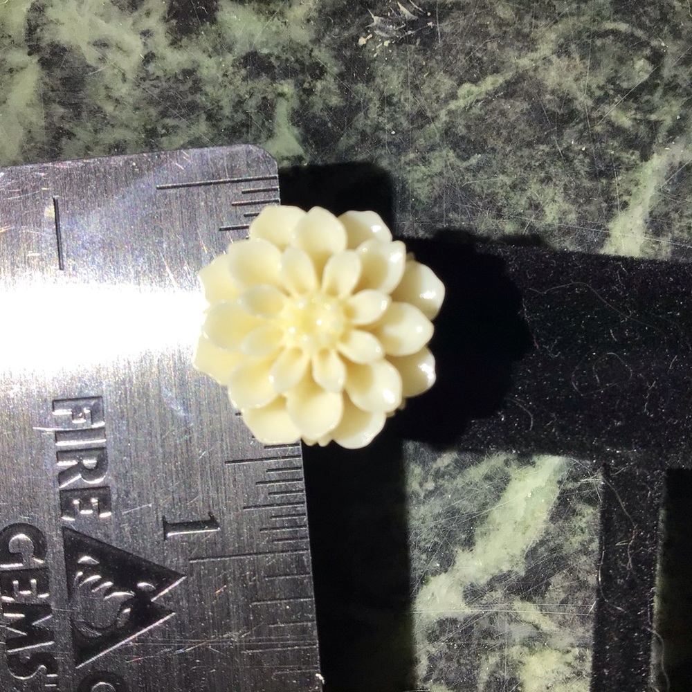 Flower stud earrings